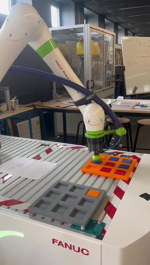Le robot FANUC CRX en train de prendre une pièce