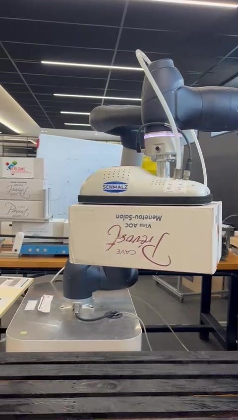 Le robot Doosan transporte un carton