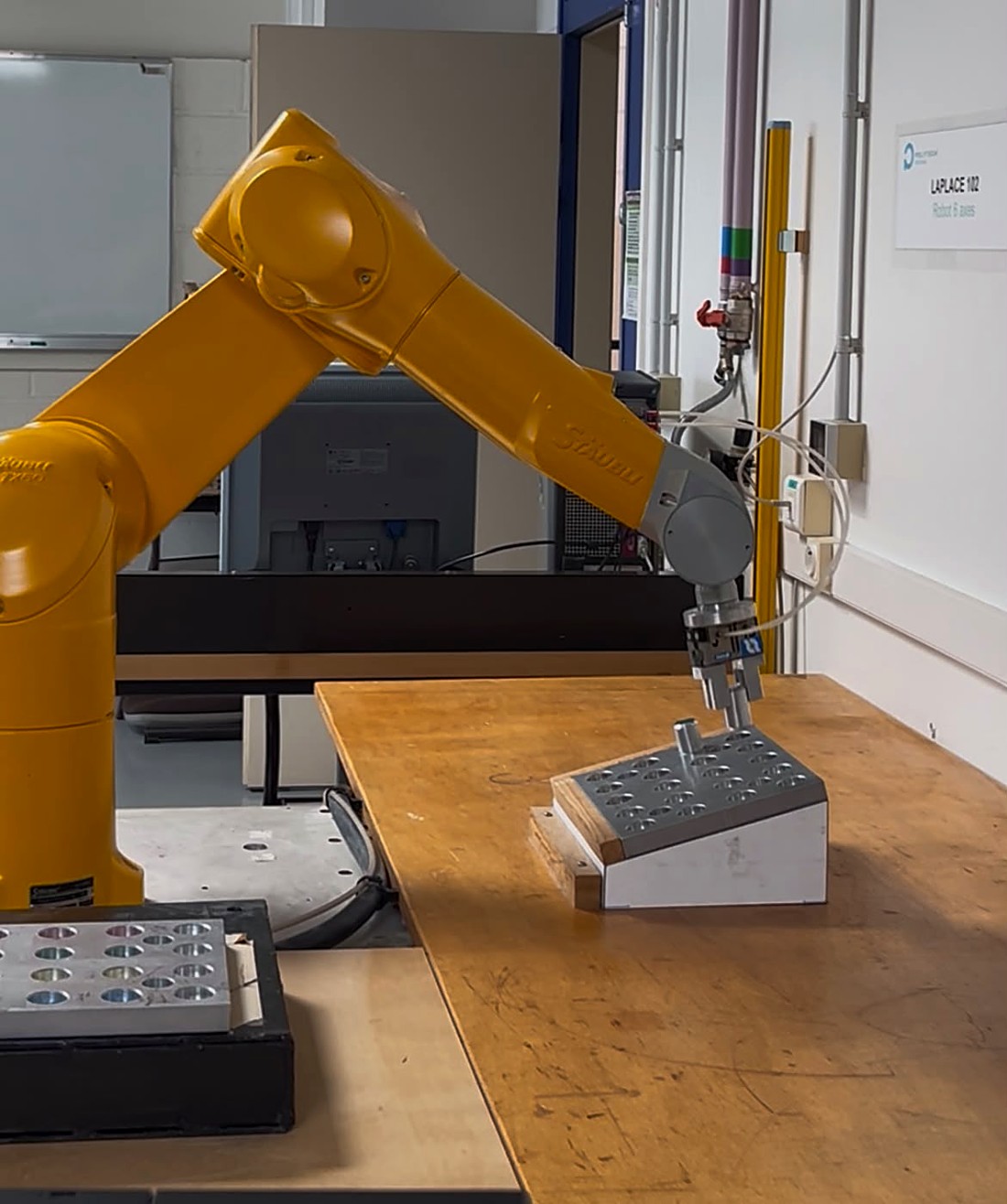 Le robot Stäubli au-dessus de la grille de pièces