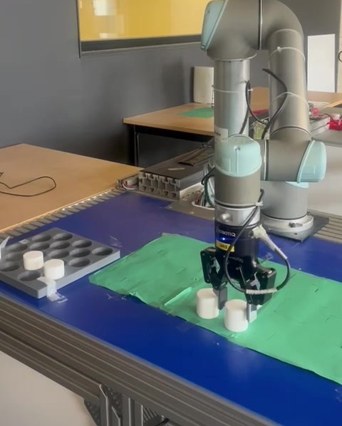 Le robot UR dépose une pièce avec la pince Robotiq